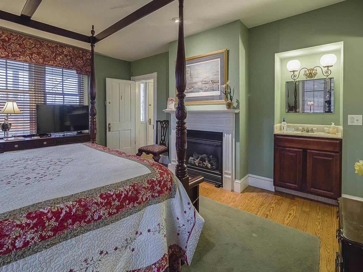 Superior Queen Room Fireplace Porch,656095695:JPEG